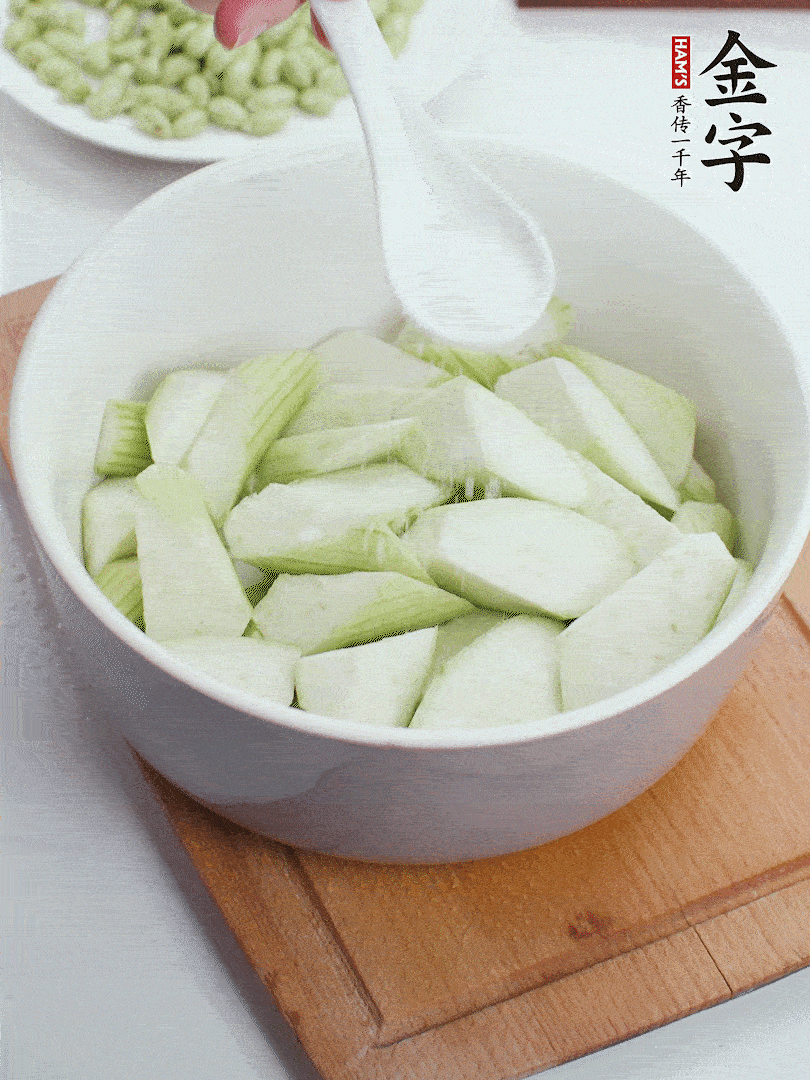 水中加1勺鹽浸泡，防止變黑。