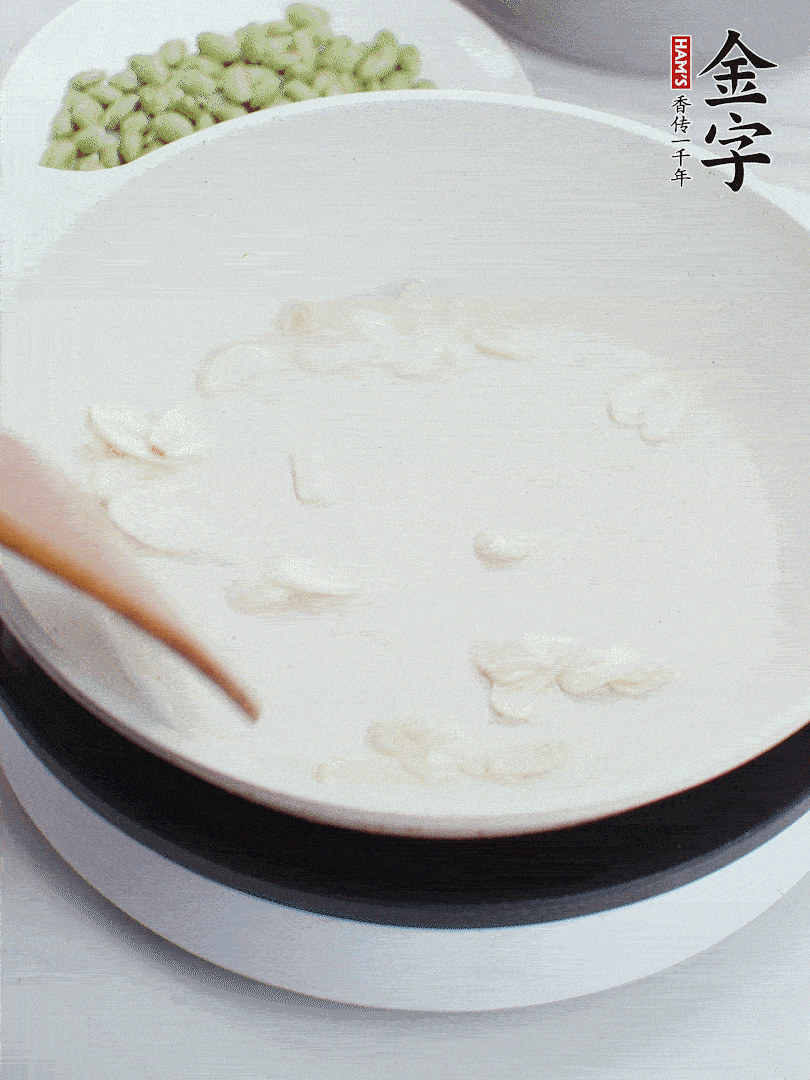 金字淡咸肉煮15分鐘，撈出切片。油5成熱時(shí)，蒜末、咸肉爆香。