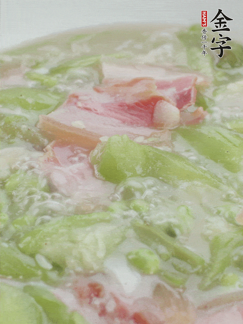 加一點(diǎn)熱水、白胡椒粉、雞精翻炒1分鐘。