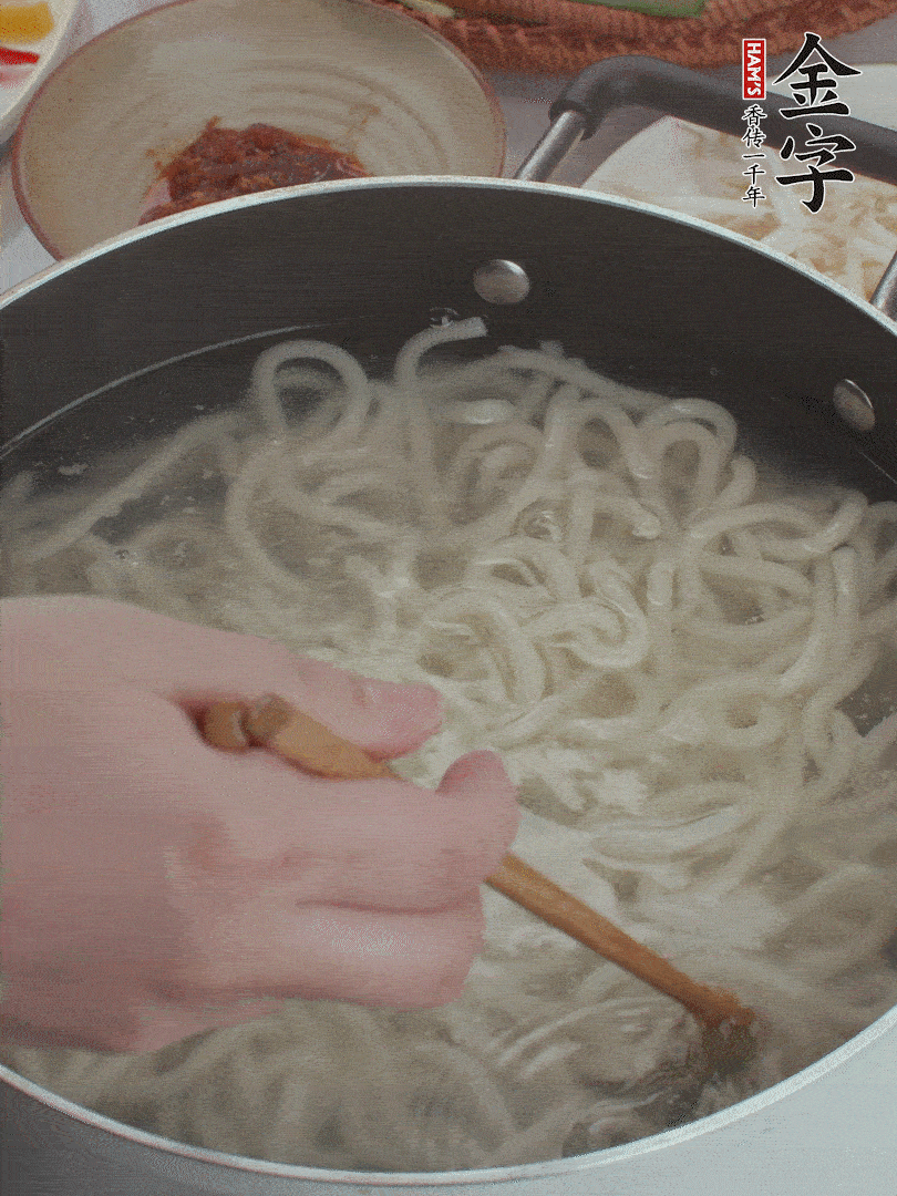 鍋中水煮沸，下烏冬面焯5秒鐘，撈出瀝干。