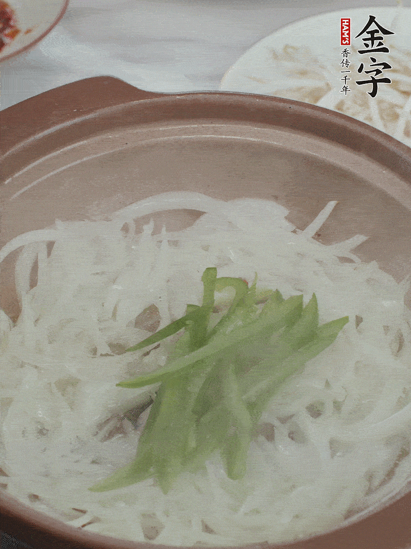 放烏冬面、青紅椒、豆芽。