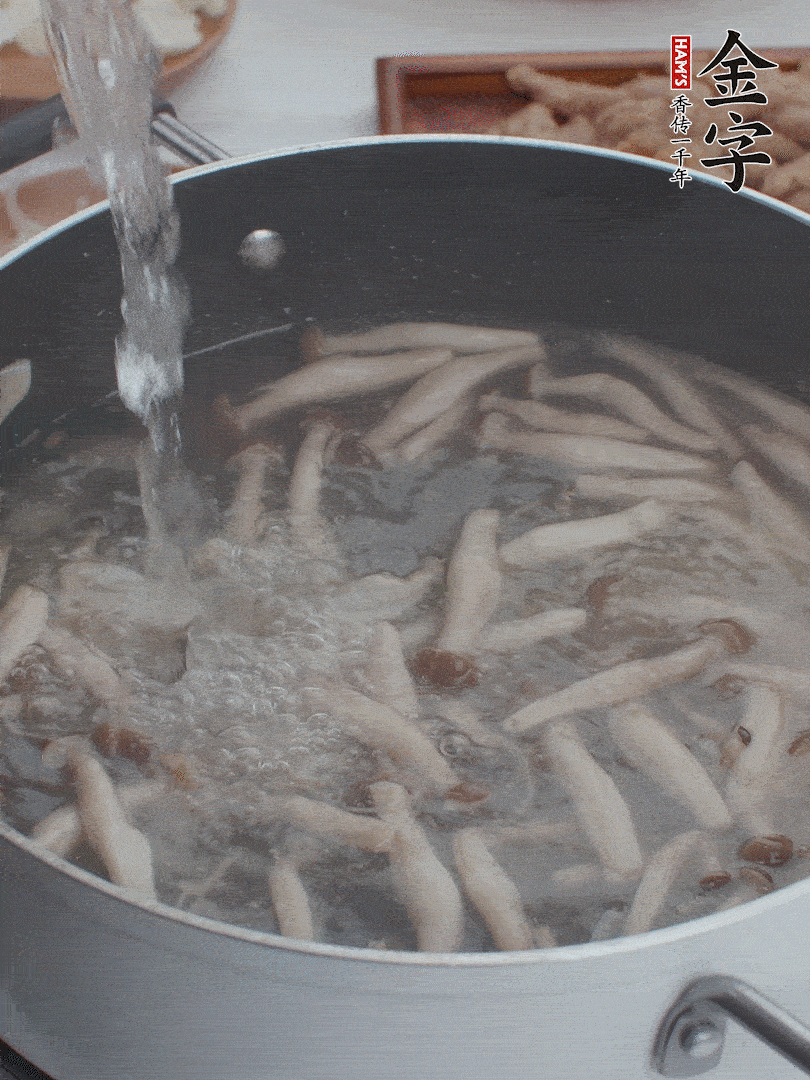 油熱爆香大蔥、蒜末，下蟹味菇炒軟，放清水。