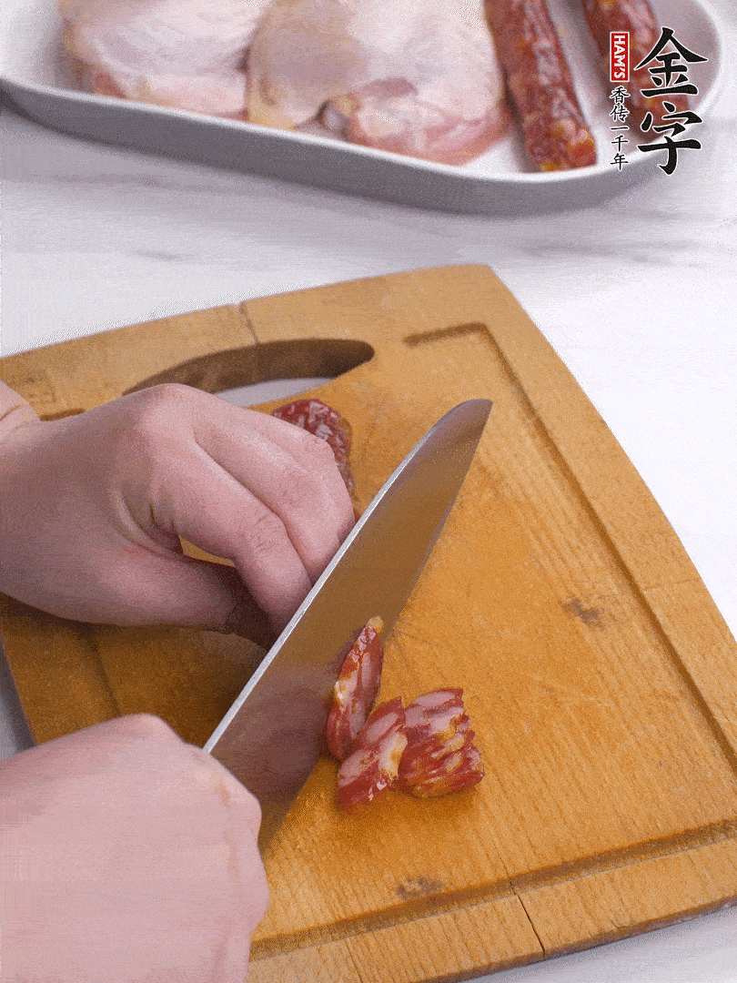 雞大腿去皮去骨切成塊，金字香腸切片，干香菇泡發(fā)切片，小蔥切蔥花。