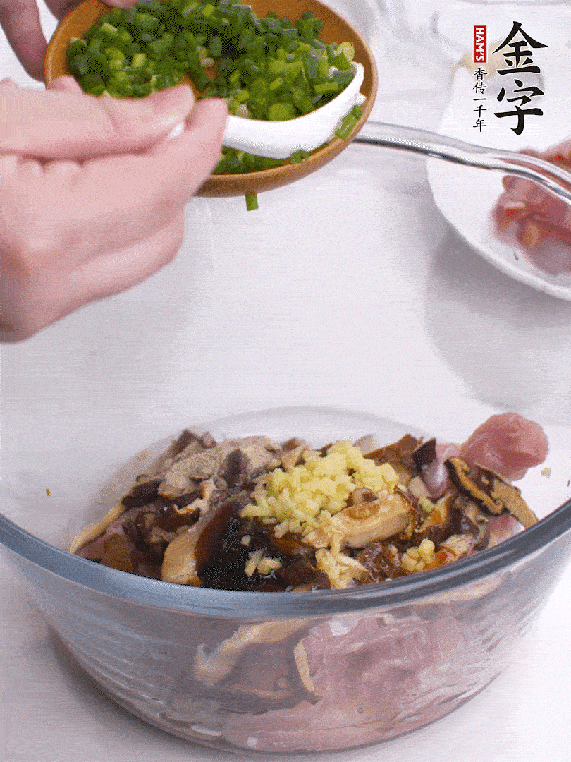 雞肉、香菇混合，加清水1/3杯、料酒1勺、蠔油1勺、鹽1勺、糖1/4勺、白胡椒1/4勺、食用油1勺、香油1/4勺、姜末、蔥花，攪拌均勻腌制2小時。