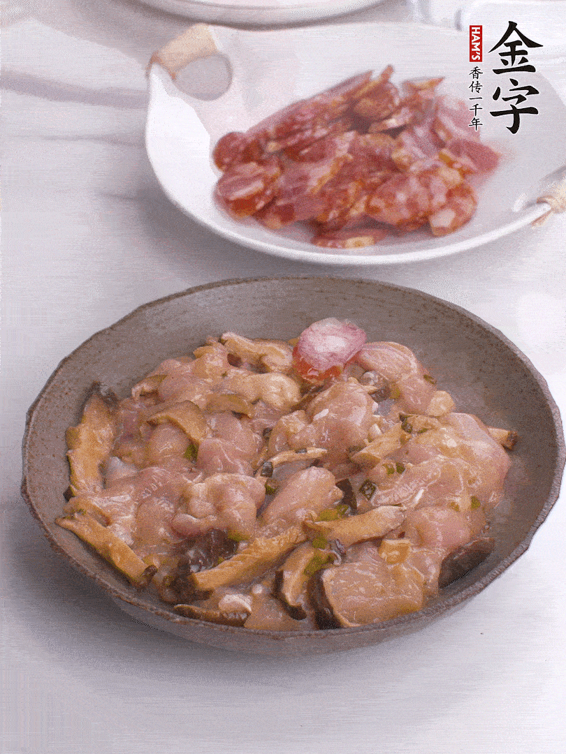 腌制后，雞肉中加淀粉1勺，頂部碼上香腸片。