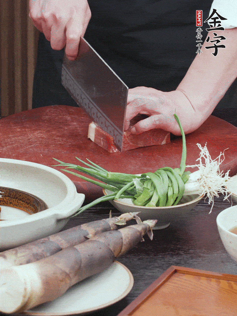 金字火腿切片；姜切片。