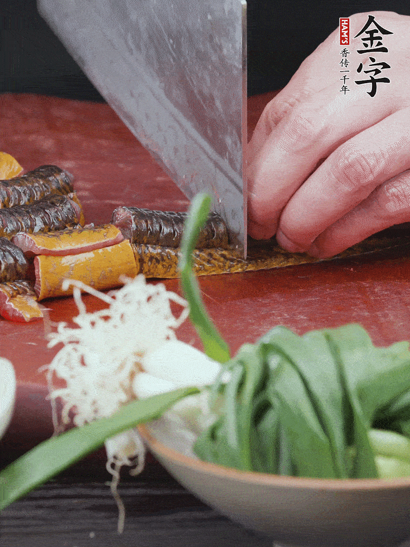 黃鱔去內(nèi)臟洗凈，切花刀斬段。沸水下鍋，加黃酒焯水去血沫。