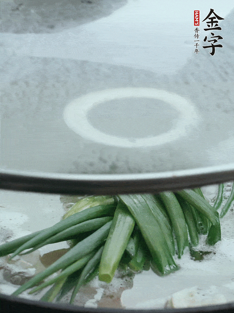 加蔥結(jié)去腥，大火開(kāi)后中火燒20分鐘。