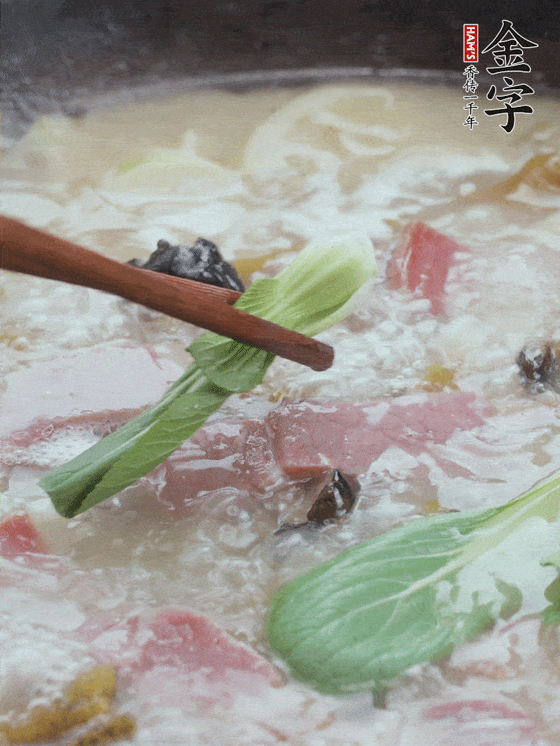 撈出蔥結(jié)，小菜心點(diǎn)綴。