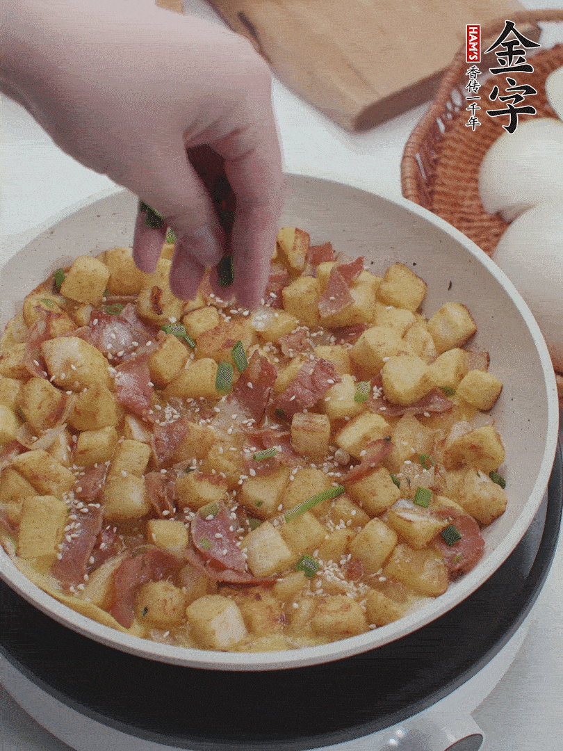 淋入剩余蛋液，蛋液凝固，撒上蔥綠和熟芝麻。