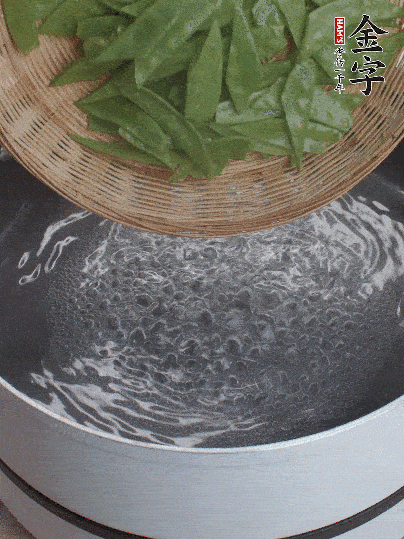 甜豆莢撕掉老筋，斜切兩半，焯水1分鐘。