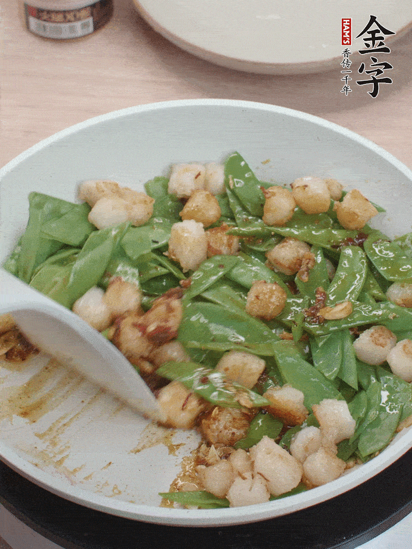 下甜豆莢、鮮貝輕輕翻炒均勻。
