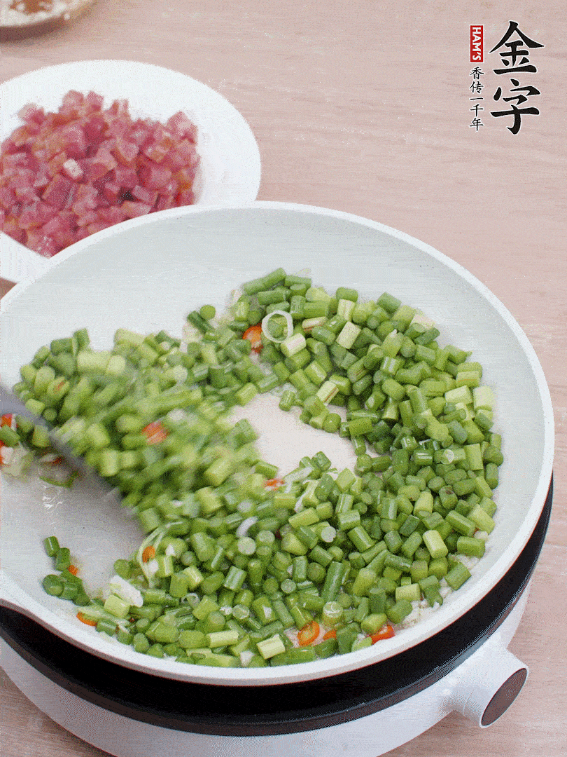 下蒜苔丁、一點(diǎn)鹽翻炒。