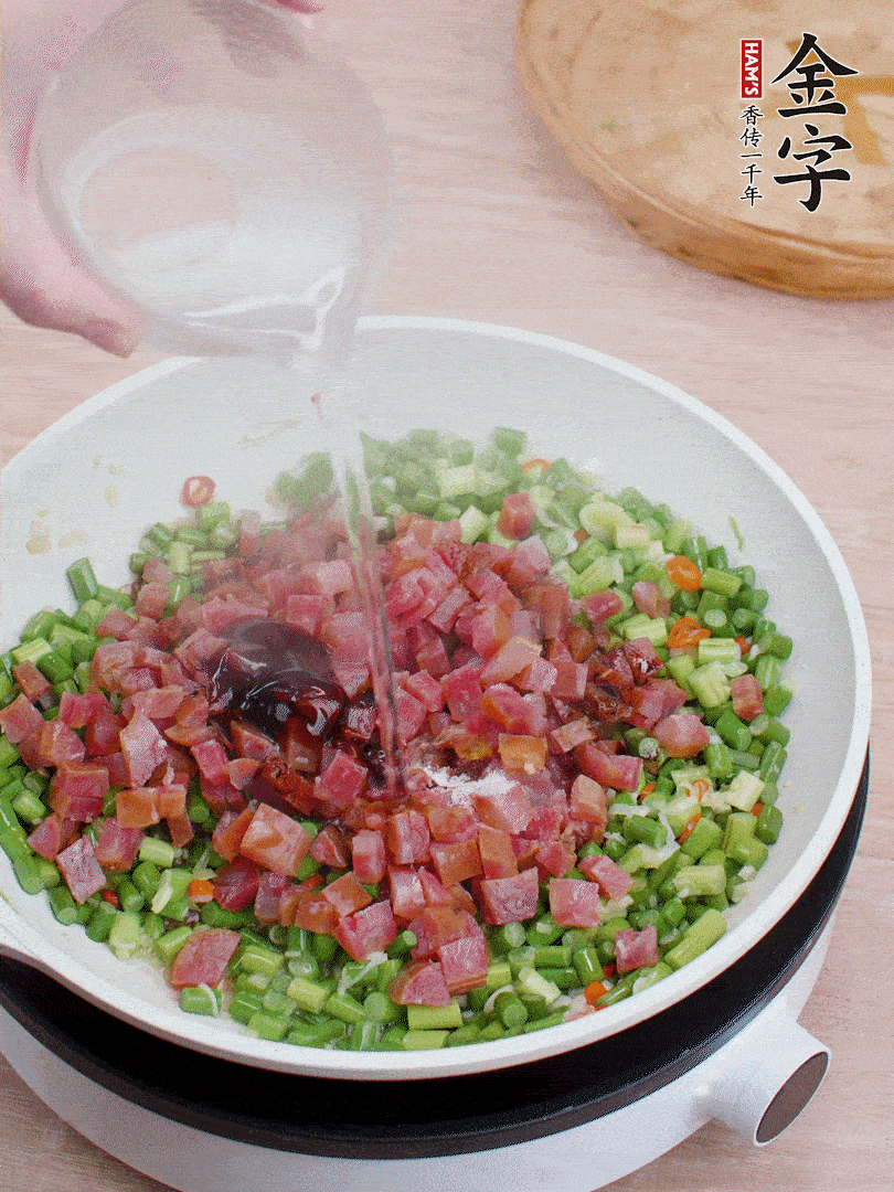 放香腸丁、1勺老抽、1勺蠔油、1/3勺白糖、少許清水炒至斷生。