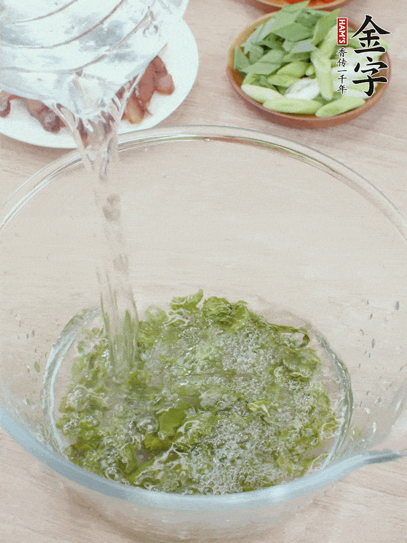 萵筍干溫水泡2小時(shí)，青紅辣椒切圈，姜切片，青蒜斜切段。