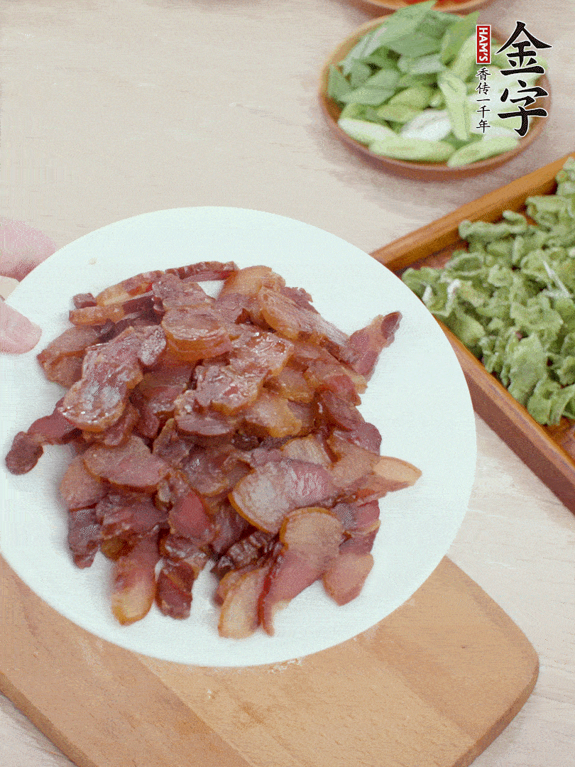 臘肉水煮15分鐘，切薄片。