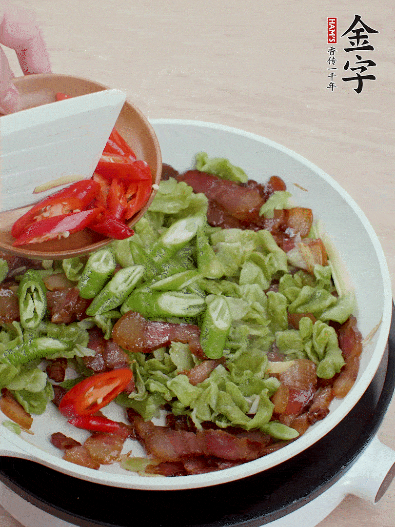 放萵筍干、青紅椒圈爆炒1分鐘。