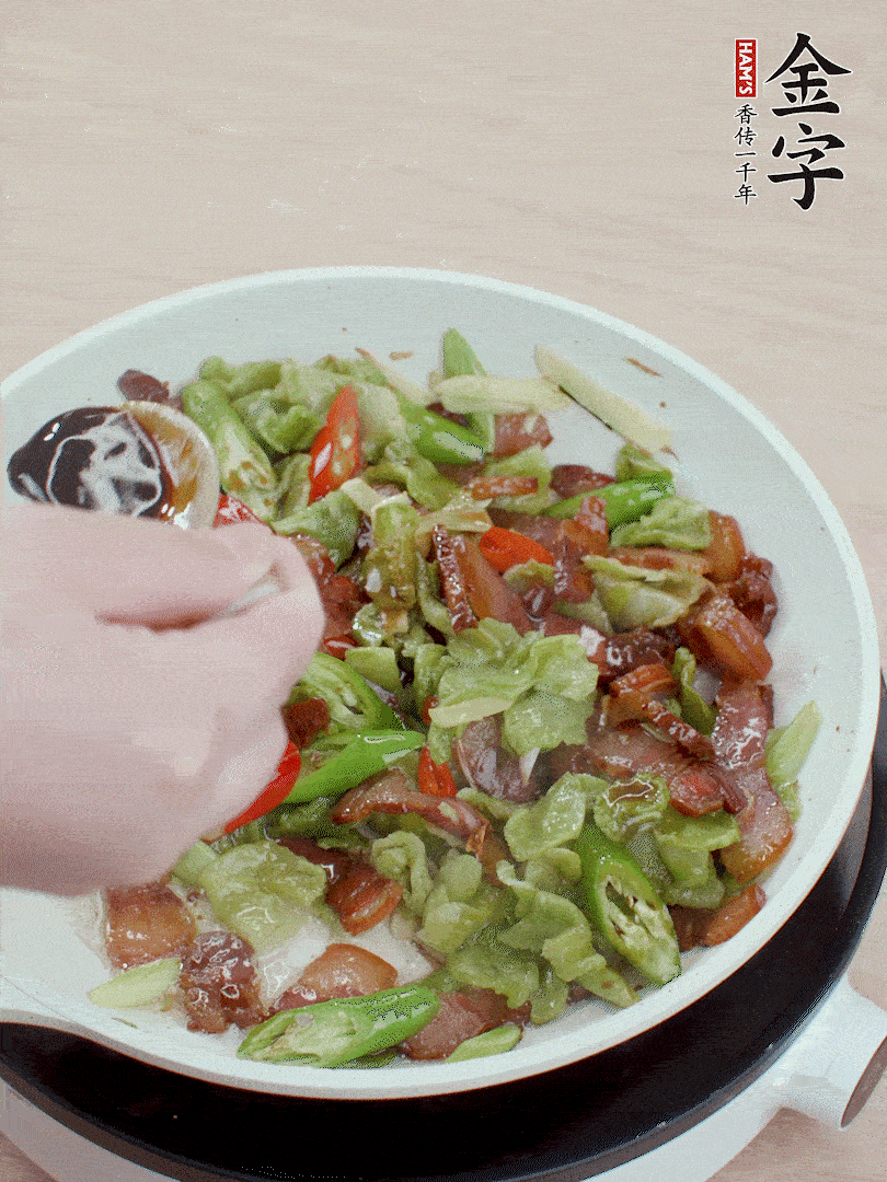 2勺生抽調(diào)味，最后撒蒜葉。