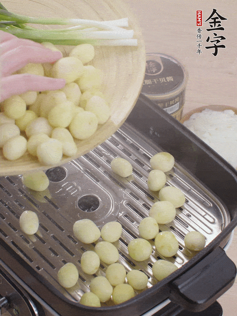 去皮小土豆蒸熟。