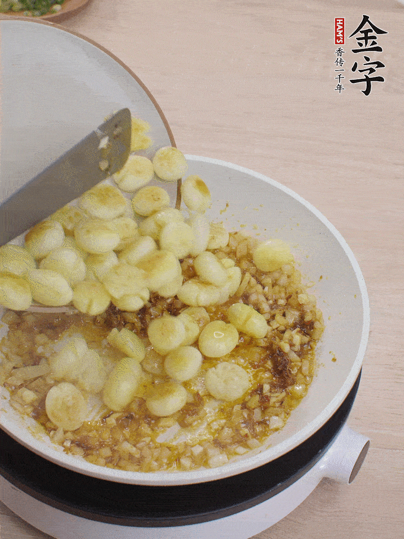 下小土豆翻炒均勻。