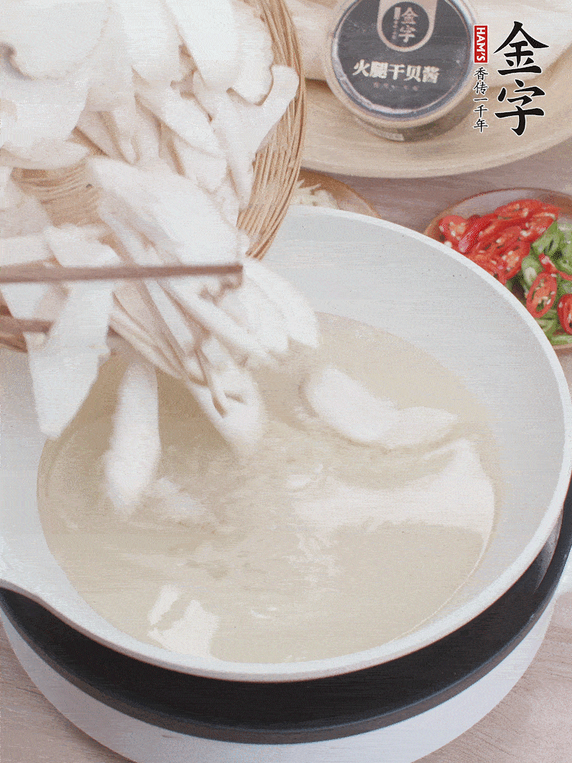 杏鮑菇切成片，油溫7層熱炸2分鐘。