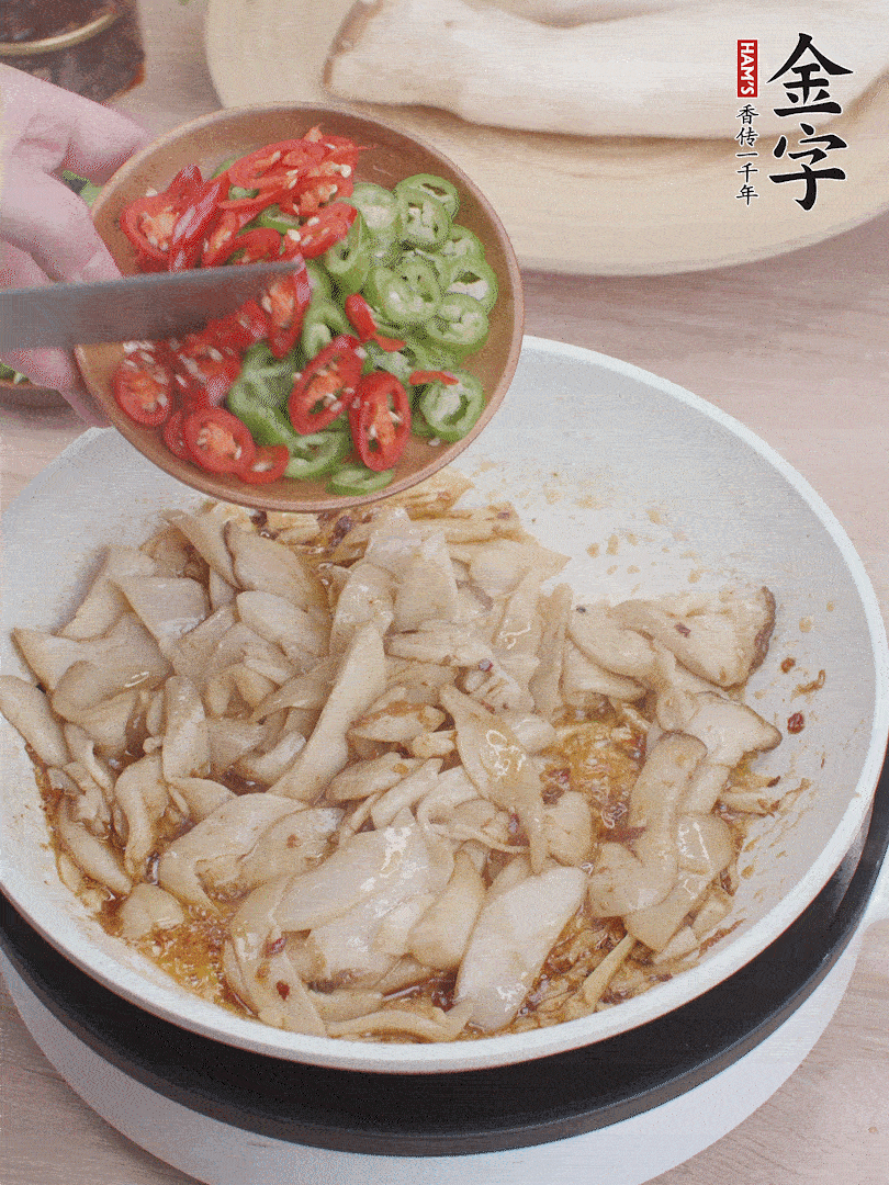 下杏鮑菇、青紅辣椒炒出香味。