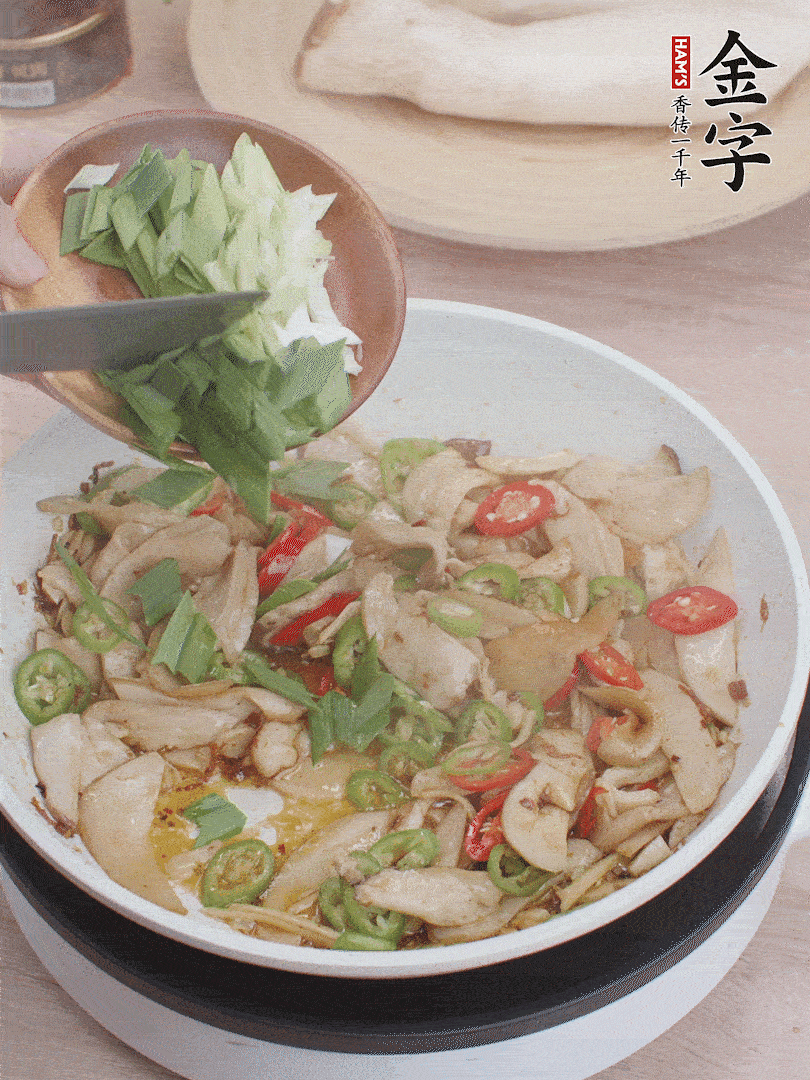 淋少許料酒、最后放大蒜葉。