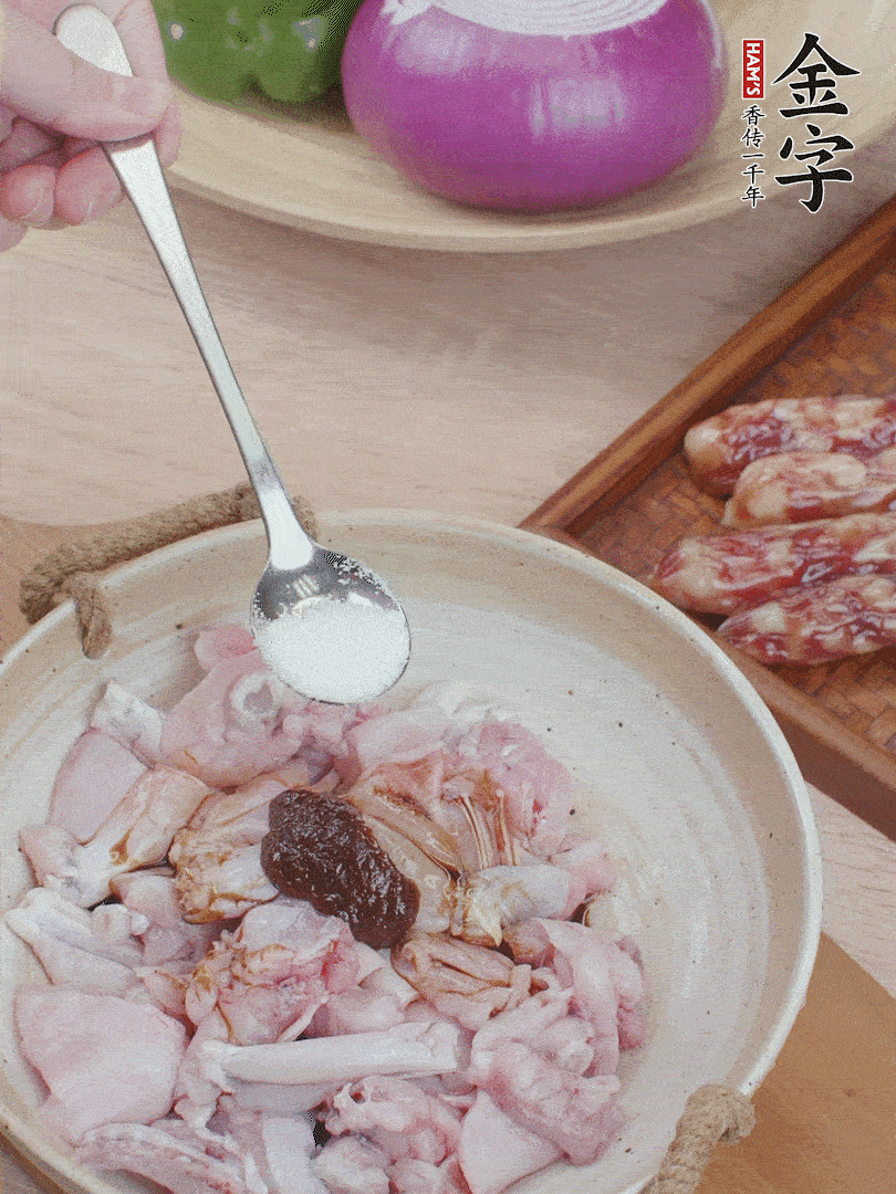 牛蛙塊加1勺柱候醬、1勺生抽、1/3勺白砂糖腌漬20分鐘。