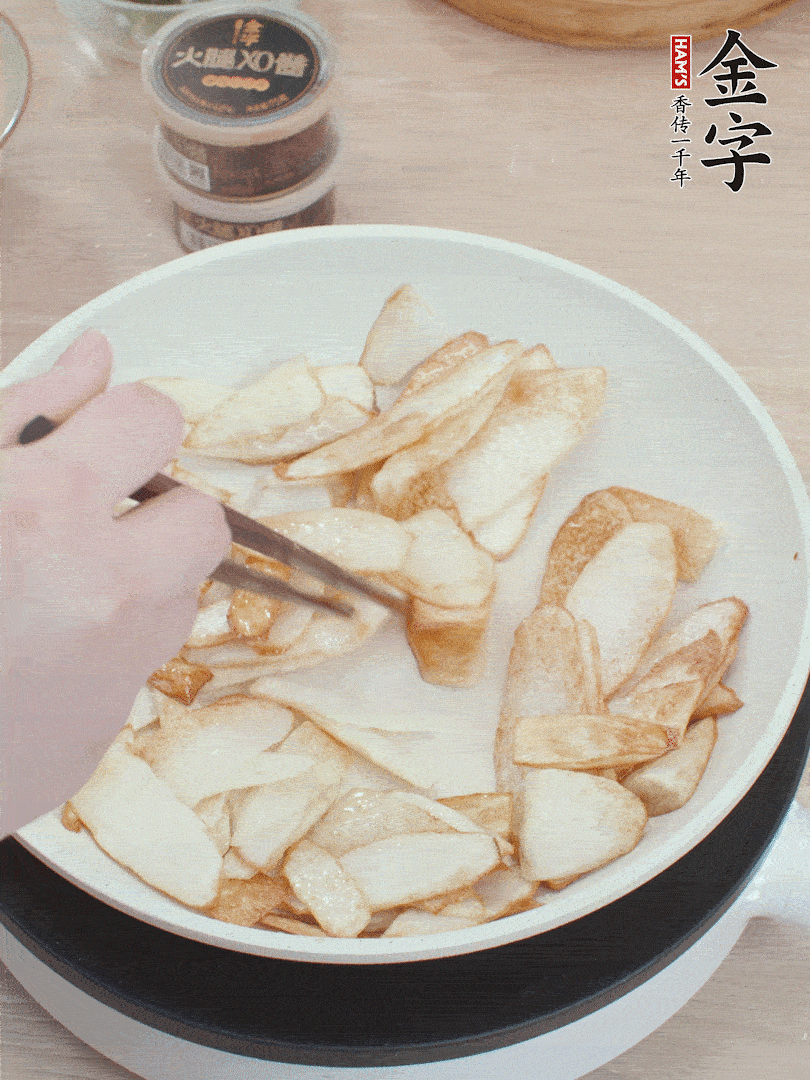 鍋中熱油，山藥煎至兩面金黃。