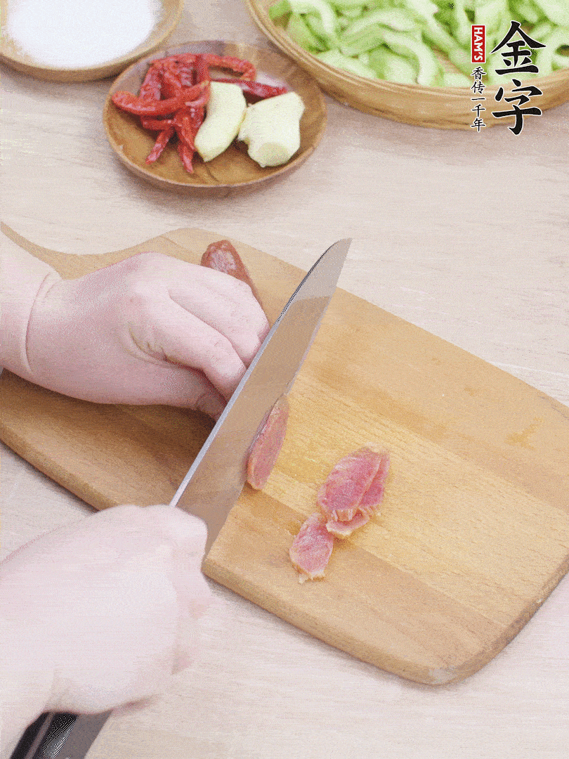 金字土香腸水煮10分鐘，切薄片。