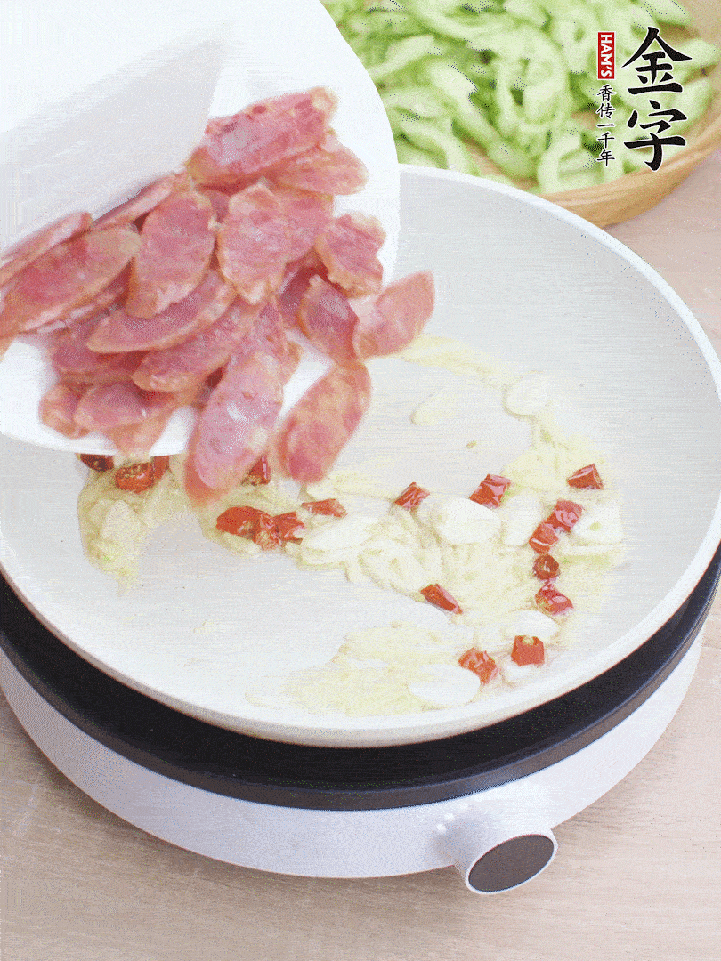 油5成熱時(shí)，姜、蒜、辣椒爆香。