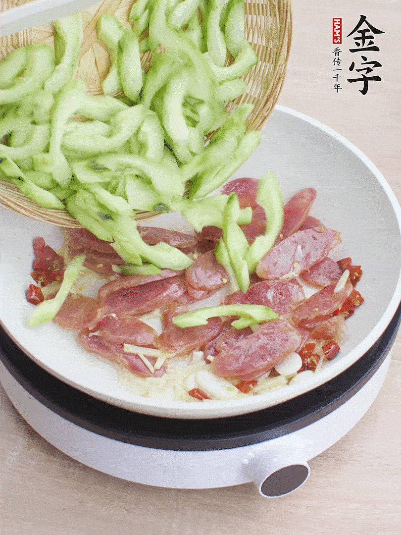 下香腸煸出油脂，放黃瓜翻炒。