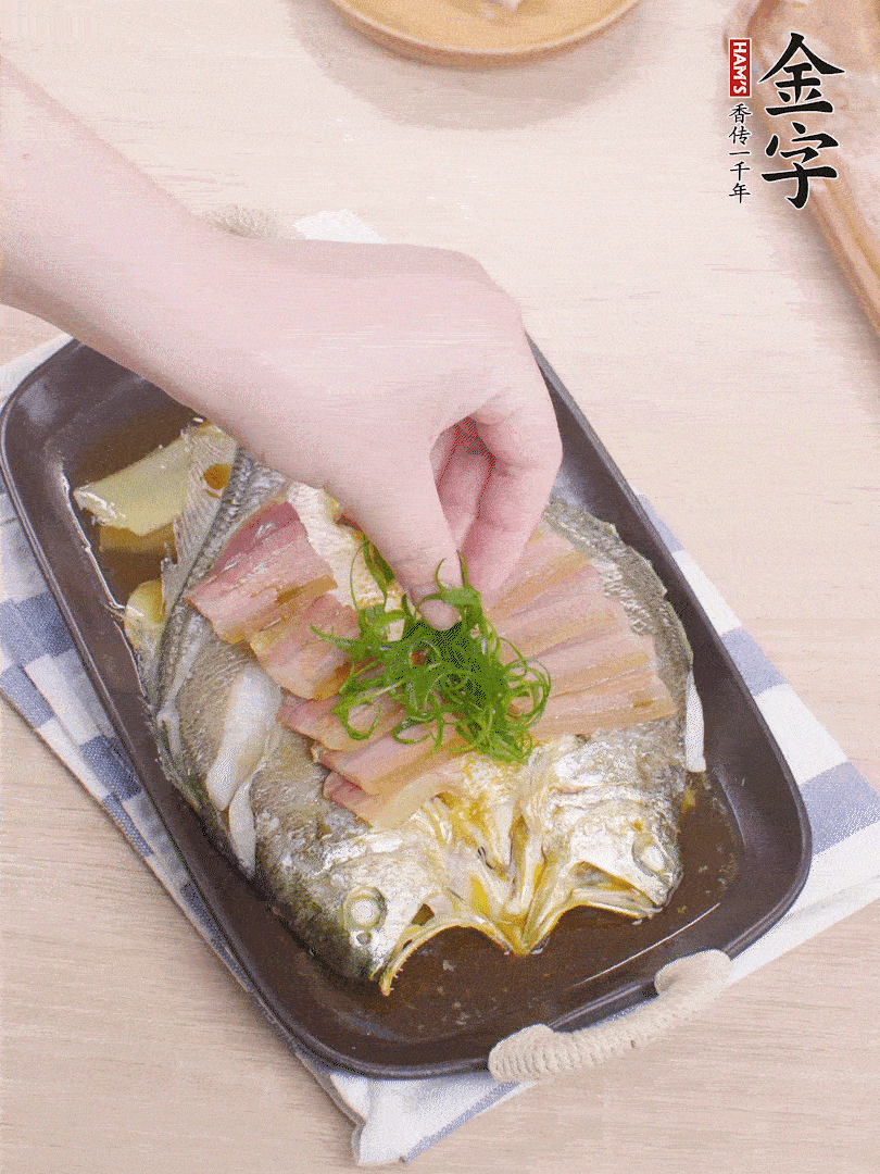 取出姜蔥，淋2勺蒸魚豉油，擺蔥絲。