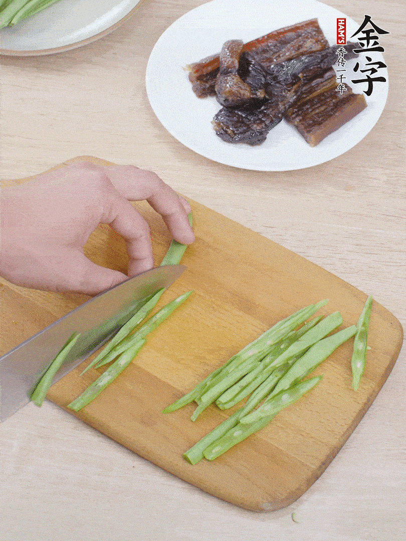 四季豆切絲。