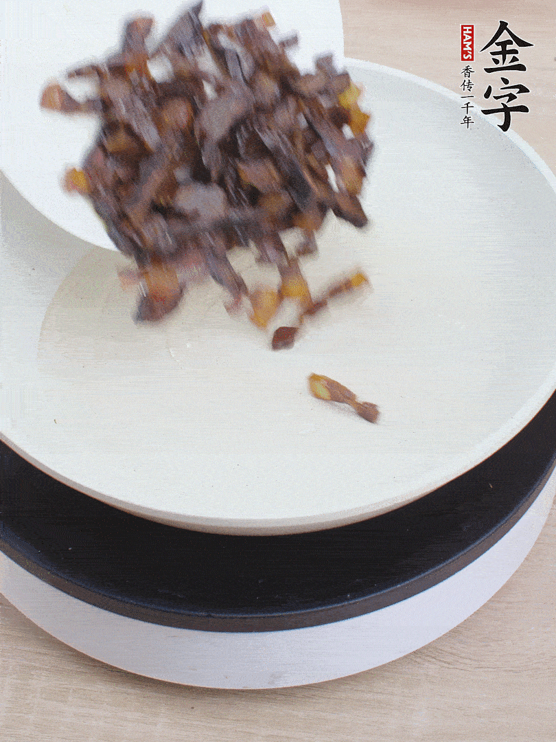 油熱倒醬油肉，編出香味。