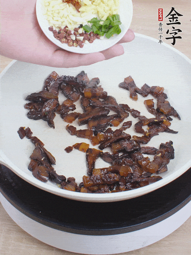 下蔥姜蒜、干辣椒、花椒粒炒香。