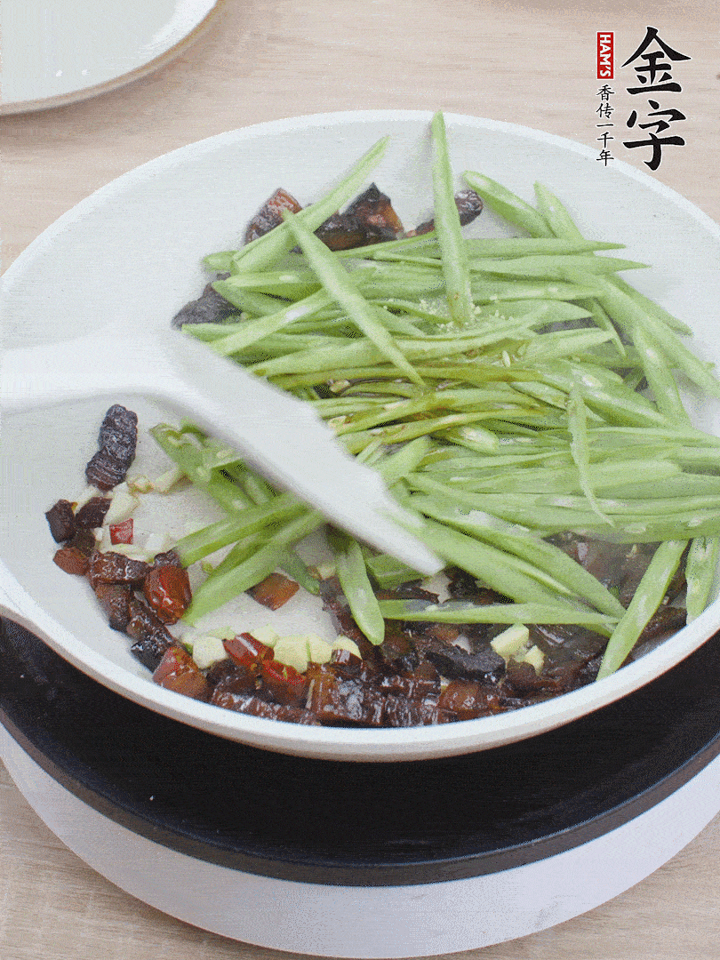 下豆角，生抽、雞精調(diào)味，炒到斷生。