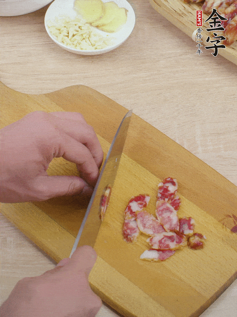 金字土香腸切片。