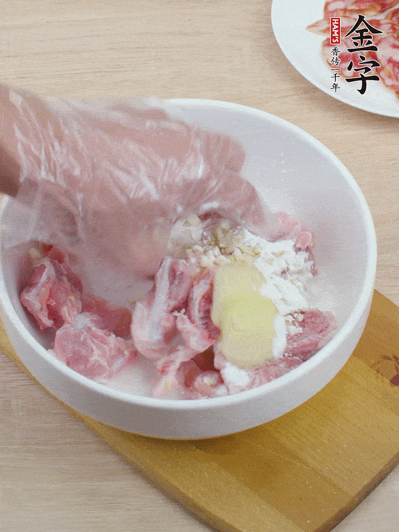 洗凈的小排，加鹽、姜、蒜末、淀粉、胡椒粉抓勻，腌制15分鐘。