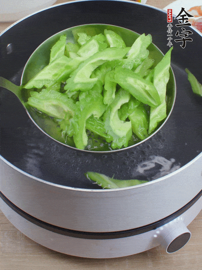 苦瓜去瓤切小塊，開(kāi)水中加鹽汆燙30秒。