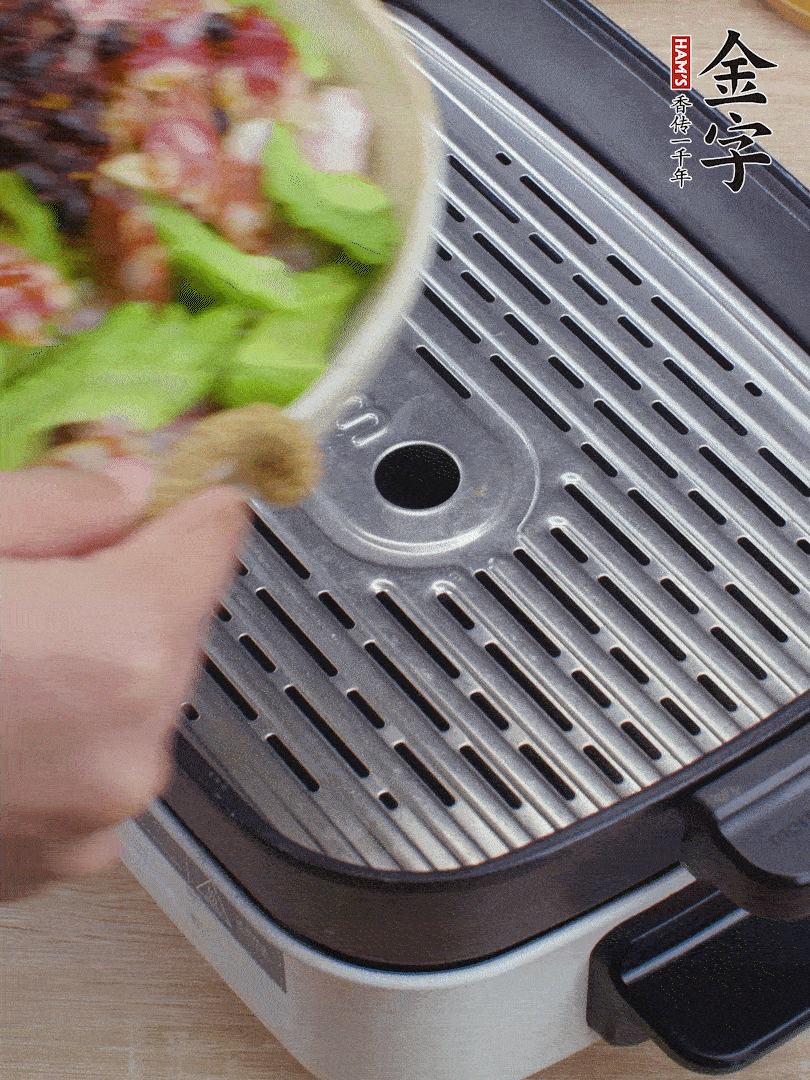 小排、苦瓜、香腸依次碼入，撒上豆豉蒸25分鐘。