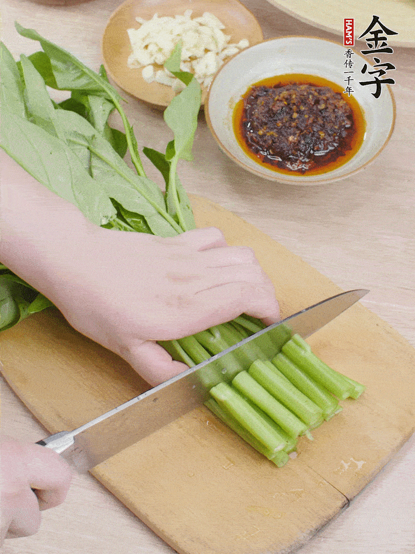 空心菜切段，大蒜拍碎切末。