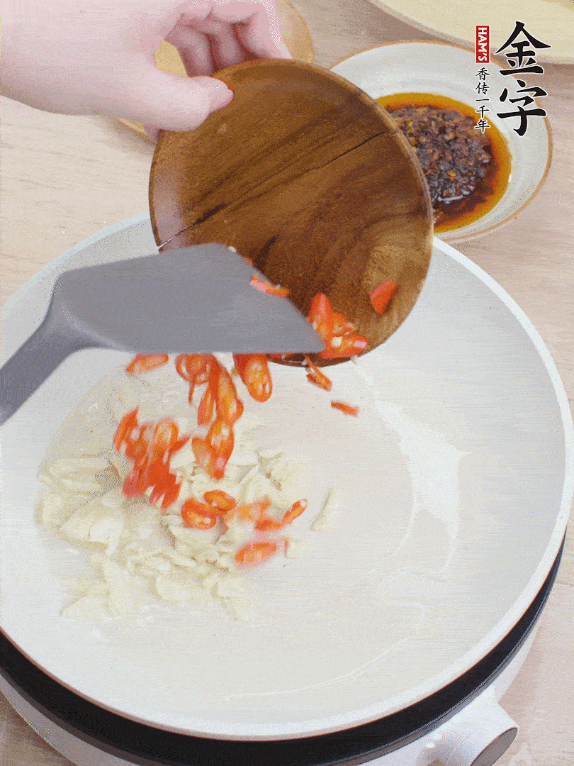 油熱煸香蒜末、辣椒。