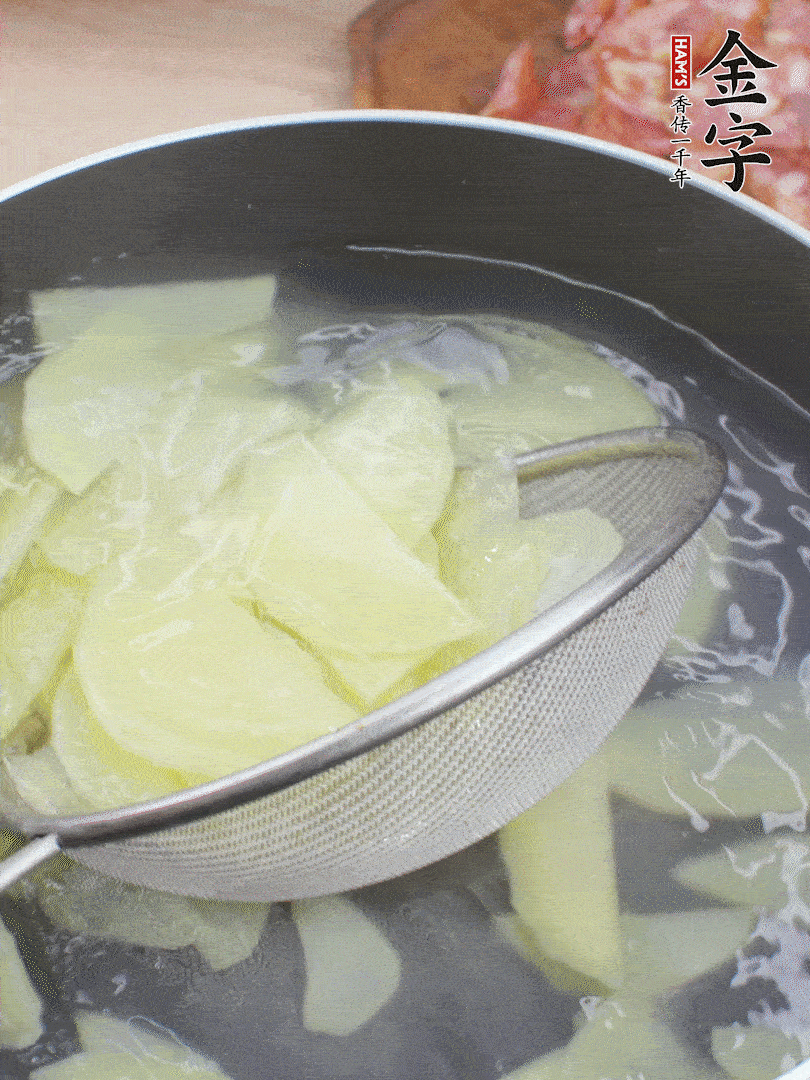 土豆去皮切片，汆燙1分鐘。香腸切薄片。