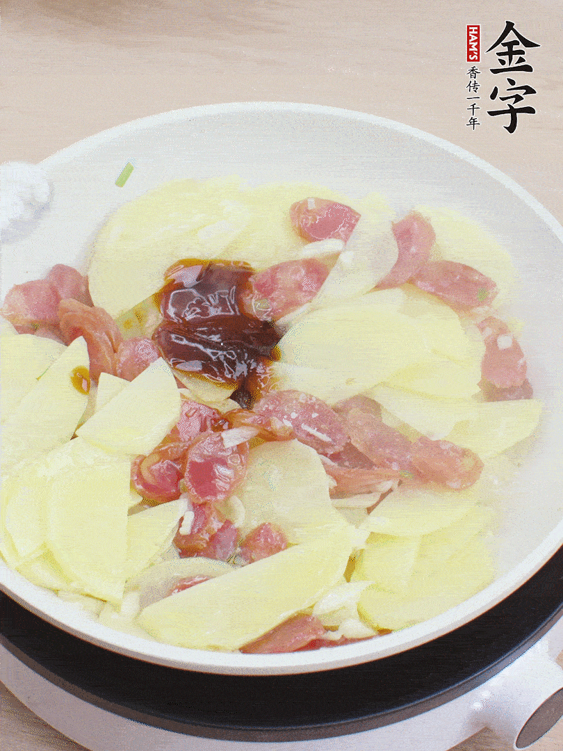 下土豆片，1勺生抽、1勺蠔油、1/3勺鹽、1/3勺糖炒至入味。