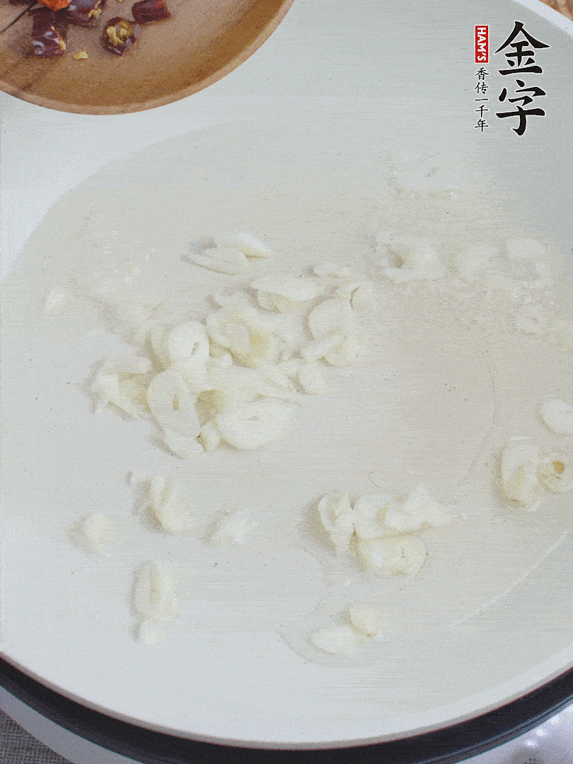 藕去皮，切成1cm見方的丁，放入清水浸泡。美人椒切圈。蒜切成末。