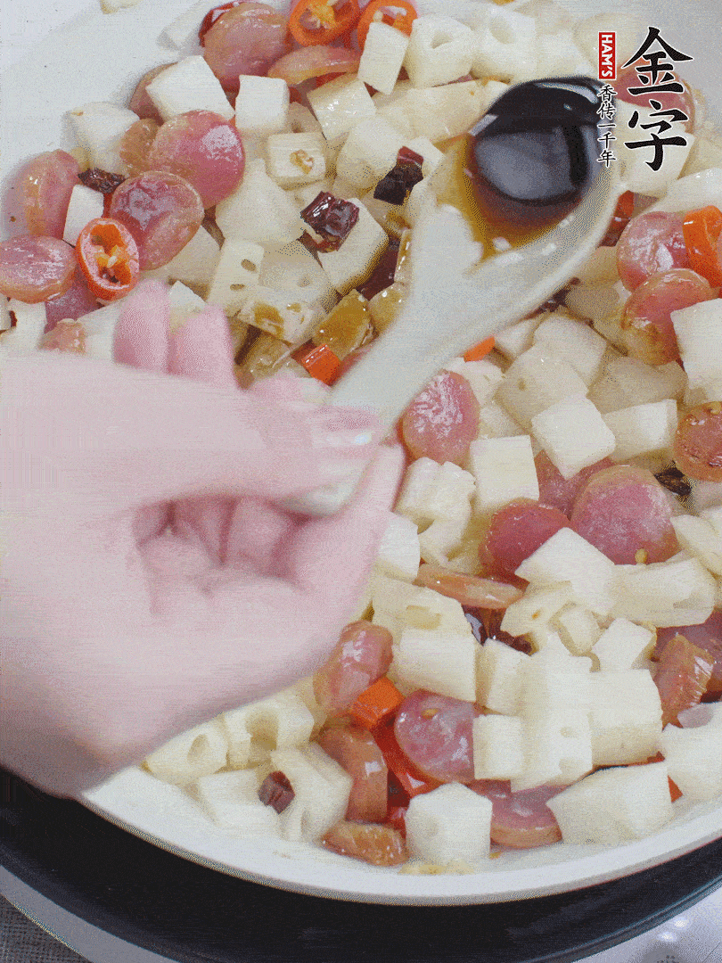 下藕丁，加生抽、香醋、白糖、鹽翻炒均勻。