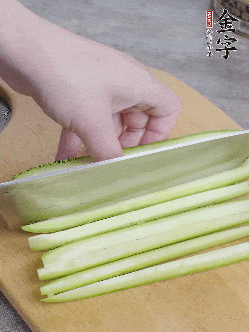 西葫蘆對(duì)半切，去瓤切條。