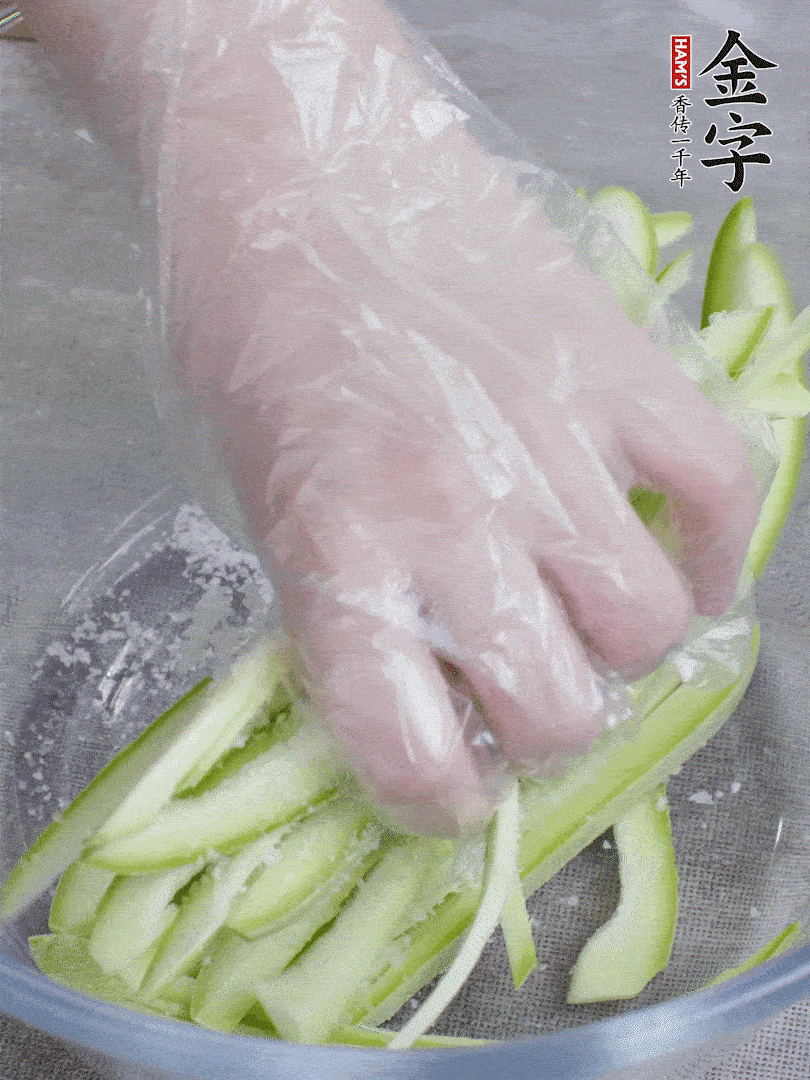 加鹽腌制15分鐘，清洗后擠干水份。