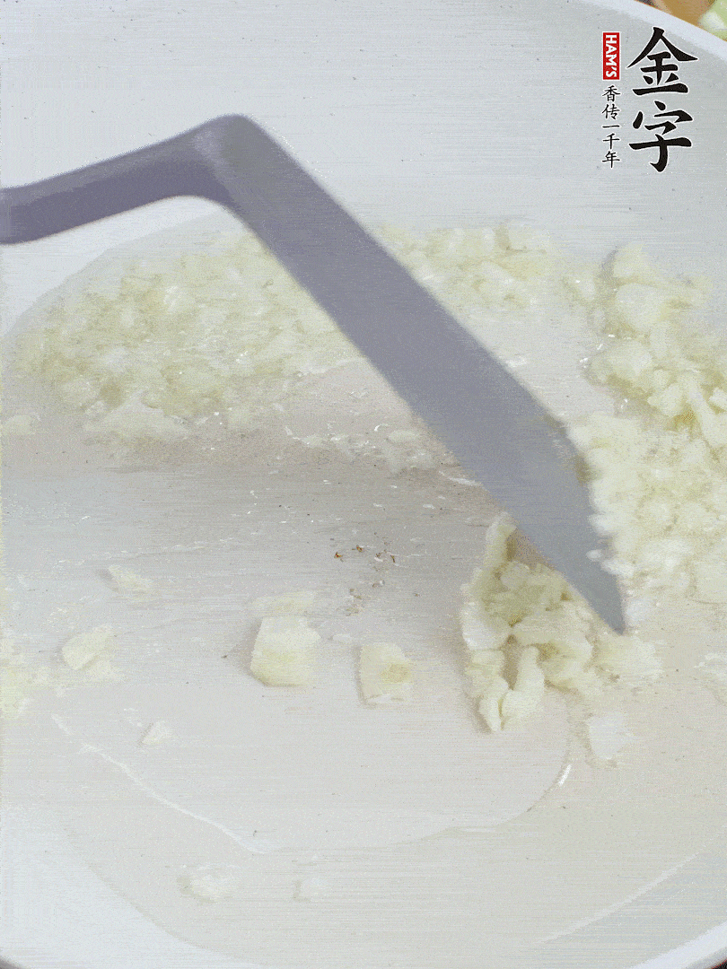 冷鍋熱油，下大蒜煎至兩面微黃。